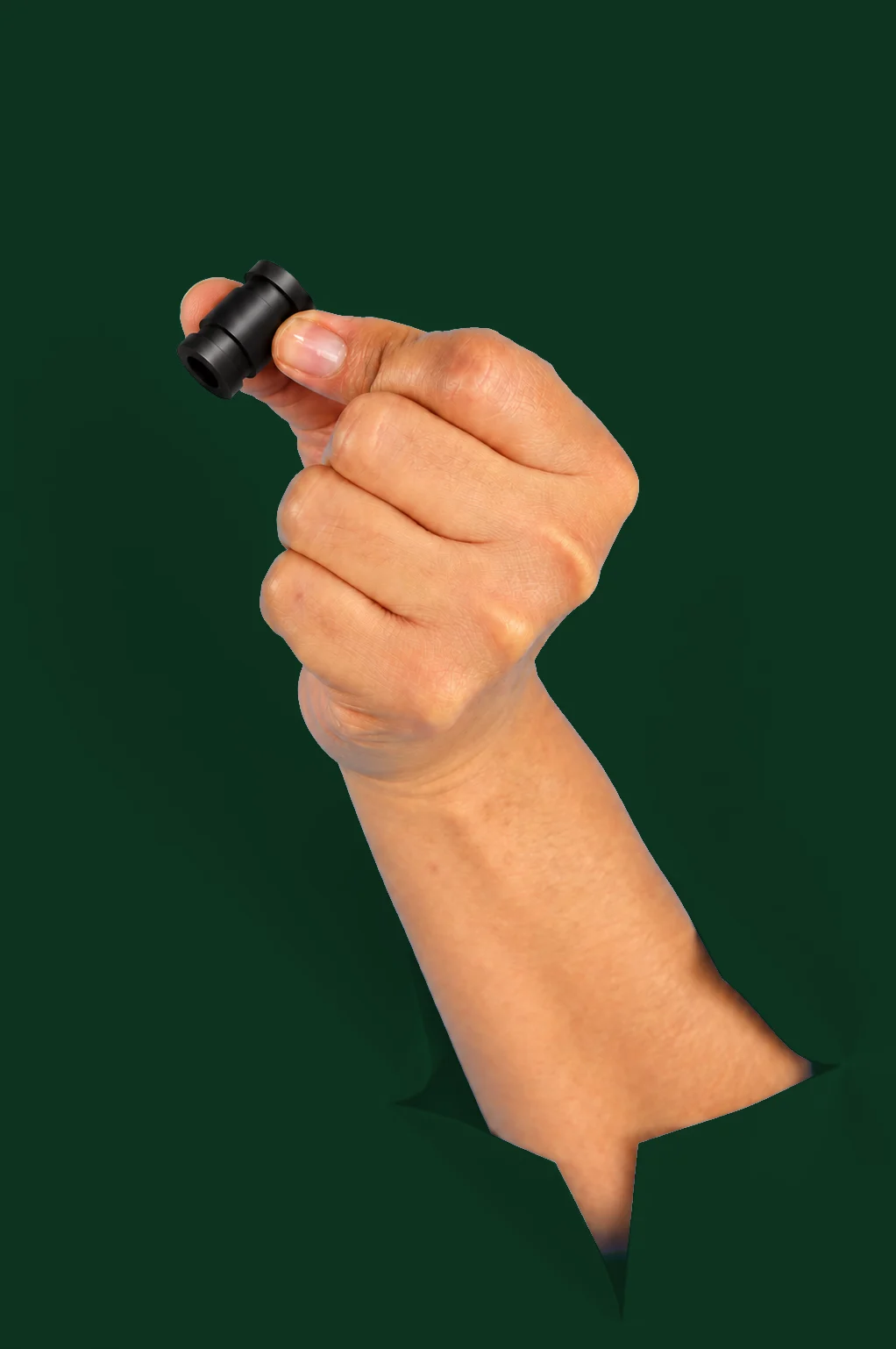 Hand holding the Tuplum socket